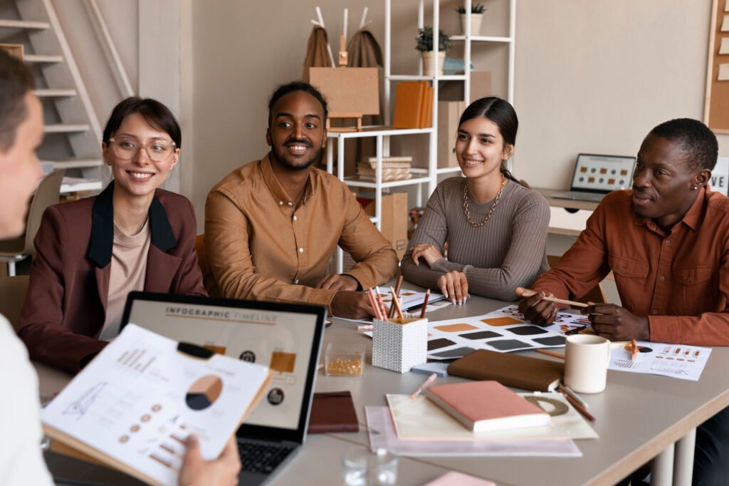 personnes d origine ethnique differente qui travaillent ensemble
